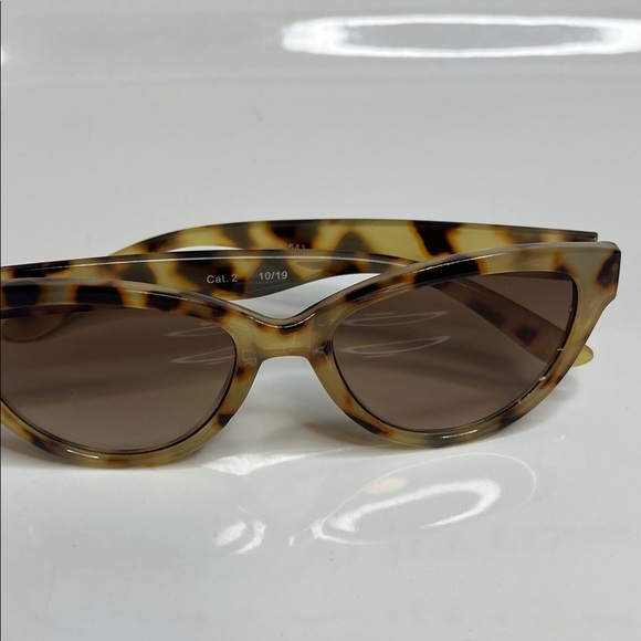 Elegant Tortoise Shell Sunglasses - Picture 5 of 6